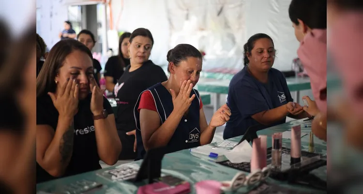 Participantes acompanharam palestra e tiveram cursos de automaquiagem