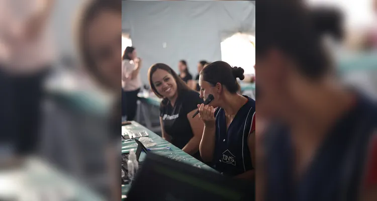 Participantes acompanharam palestra e tiveram cursos de automaquiagem