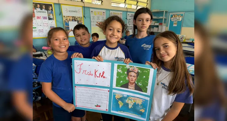 Como atividade, os alunos elaboraram cartazes sobre importantes mulheres da história do mundo.