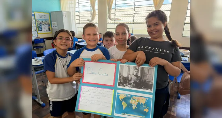 Como atividade, os alunos elaboraram cartazes sobre importantes mulheres da história do mundo.