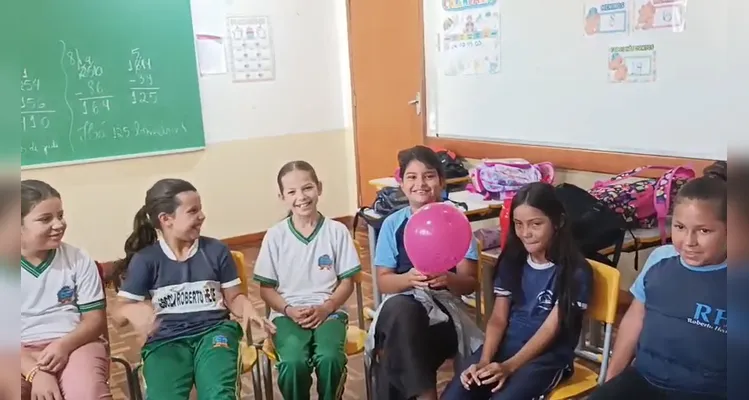 Para organizar a participação da turma, foi utilizada uma bexiga como “token de fala”: o aluno que recebia o objeto tinha a vez de contribuir com a narrativa e, em seguida, passava a bexiga para o colega.