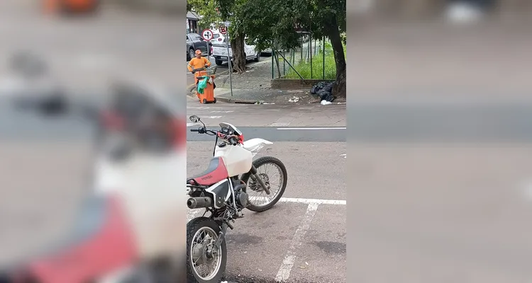 Lojistas denunciam descarte irregular de lixo no Centro de Ponta Grossa