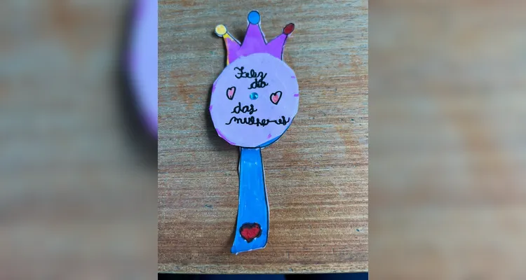 A turma realizou variadas atividades em sala, teve momentos de reflexão e confeccionou lembrancinhas para uma mulher especial em sua vida.
