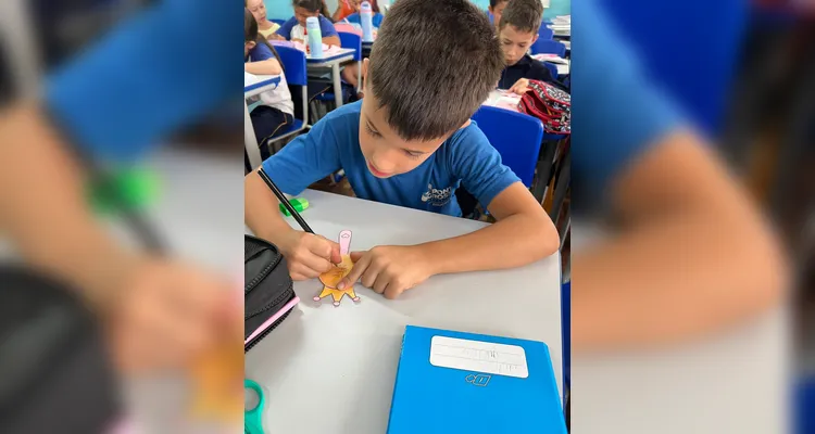 A turma realizou variadas atividades em sala, teve momentos de reflexão e confeccionou lembrancinhas para uma mulher especial em sua vida.