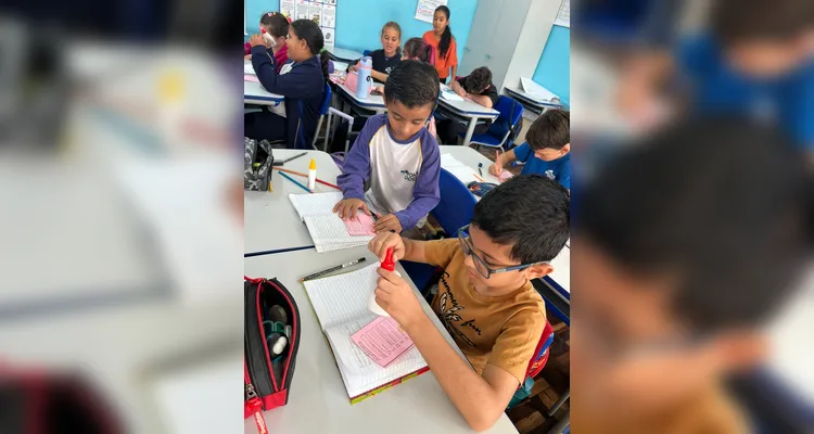 A turma realizou variadas atividades em sala, teve momentos de reflexão e confeccionou lembrancinhas para uma mulher especial em sua vida.