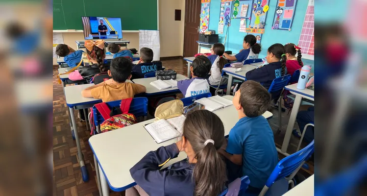 O início das ações da classe teve a aula do Vamos Ler sobre a história da luta das mulheres por direitos e respeito.