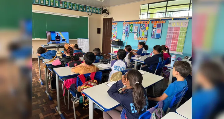 O início das ações da classe teve a aula do Vamos Ler sobre a história da luta das mulheres por direitos e respeito.