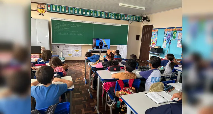O início das ações da classe teve a aula do Vamos Ler sobre a história da luta das mulheres por direitos e respeito.