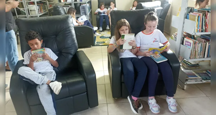 Confira a série de registros do trabalho de leitura realizado na biblioteca.