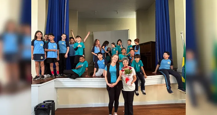 Como resultado do trabalho, a turma apresentou uma montagem sobre a história da escola com a participação de todos os alunos.