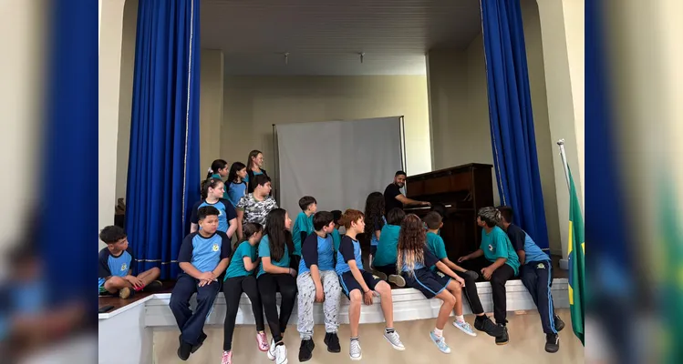 Como resultado do trabalho, a turma apresentou uma montagem sobre a história da escola com a participação de todos os alunos.