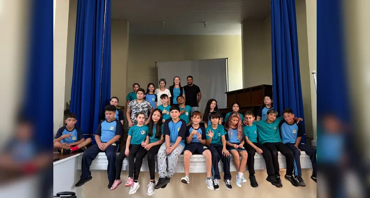 Como resultado do trabalho, a turma apresentou uma montagem sobre a história da escola com a participação de todos os alunos.