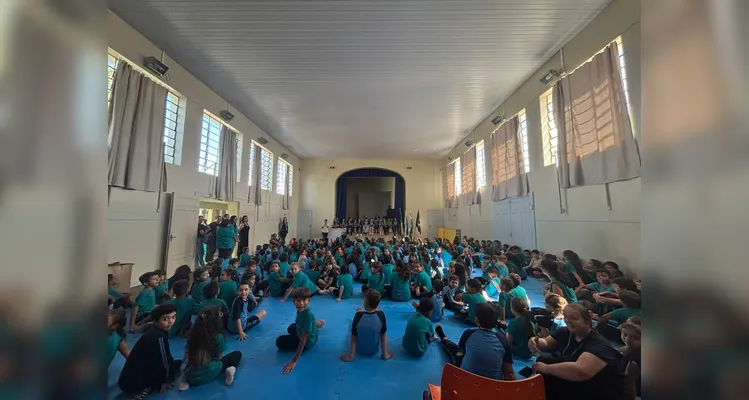 Como resultado do trabalho, a turma apresentou uma montagem sobre a história da escola com a participação de todos os alunos.