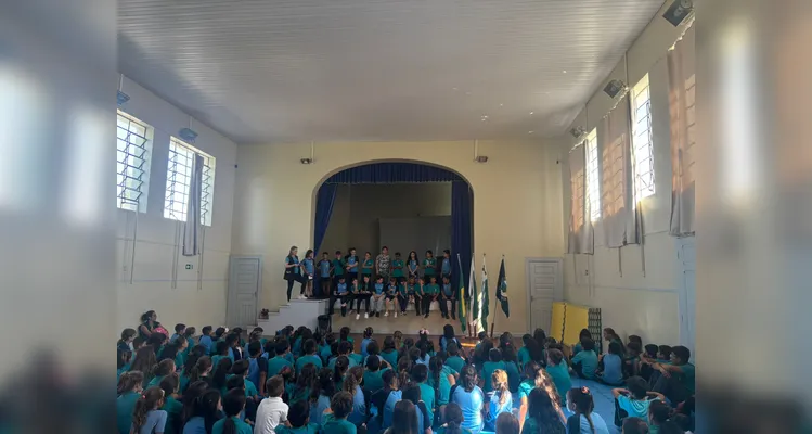 Como resultado do trabalho, a turma apresentou uma montagem sobre a história da escola com a participação de todos os alunos.