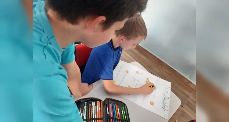 Os alunos assistiram a conteúdos sobre empatia e convivência e confeccionaram um cartaz em formato de formigueira, destacando os valores de companheirismo e colaboração.