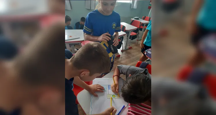 Os alunos assistiram a conteúdos sobre empatia e convivência e confeccionaram um cartaz em formato de formigueira, destacando os valores de companheirismo e colaboração.