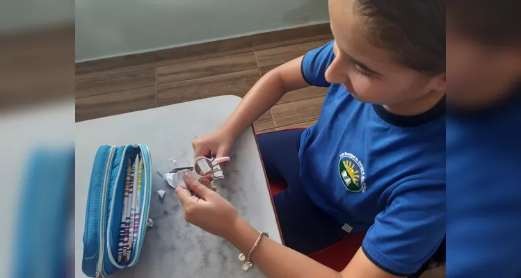 Os alunos assistiram a conteúdos sobre empatia e convivência e confeccionaram um cartaz em formato de formigueira, destacando os valores de companheirismo e colaboração.