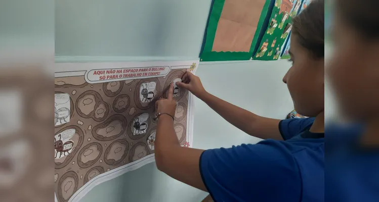 Os alunos assistiram a conteúdos sobre empatia e convivência e confeccionaram um cartaz em formato de formigueira, destacando os valores de companheirismo e colaboração.