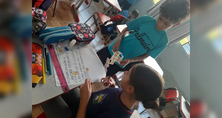 Os alunos assistiram a conteúdos sobre empatia e convivência e confeccionaram um cartaz em formato de formigueira, destacando os valores de companheirismo e colaboração.