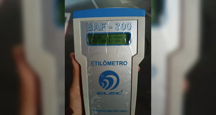 Motorista embriagado colide contra sede da Rede Massa e vai preso em PG