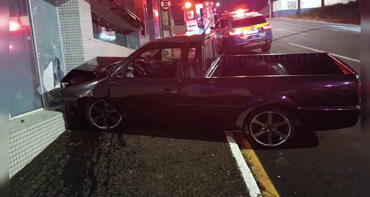 Motorista embriagado colide contra sede da Rede Massa e vai preso em PG