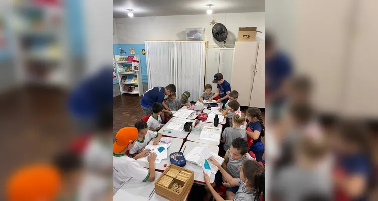 Os alunos também confeccionaram e distribuíram panfletos informativos para colegas e funcionários da escola.