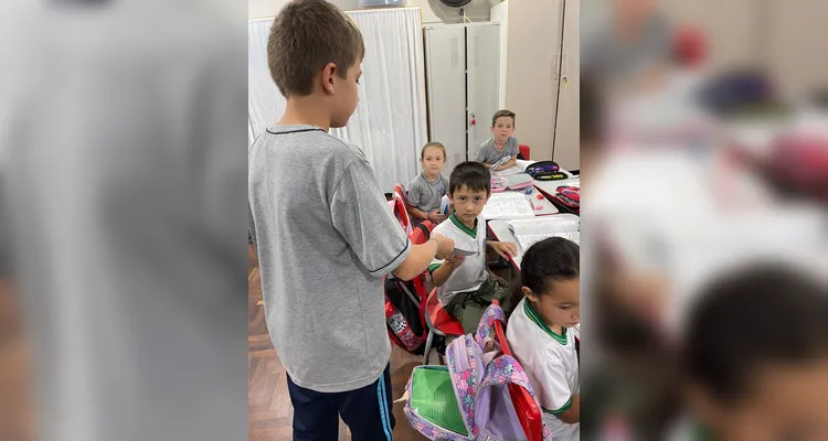 Os alunos também confeccionaram e distribuíram panfletos informativos para colegas e funcionários da escola.