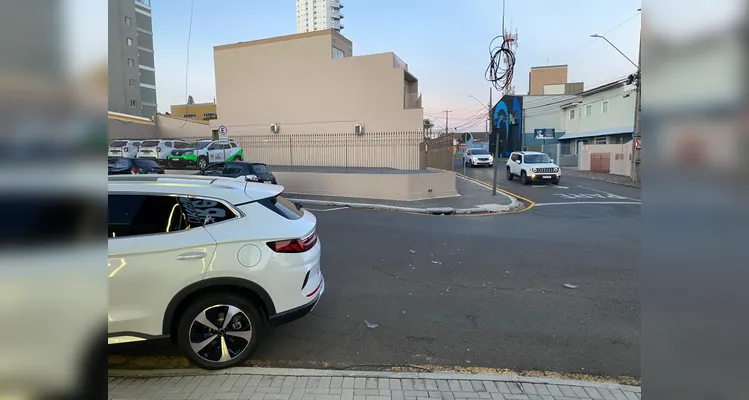 Dois veículos colidem na rua Emílio de Menezes, em Ponta Grossa