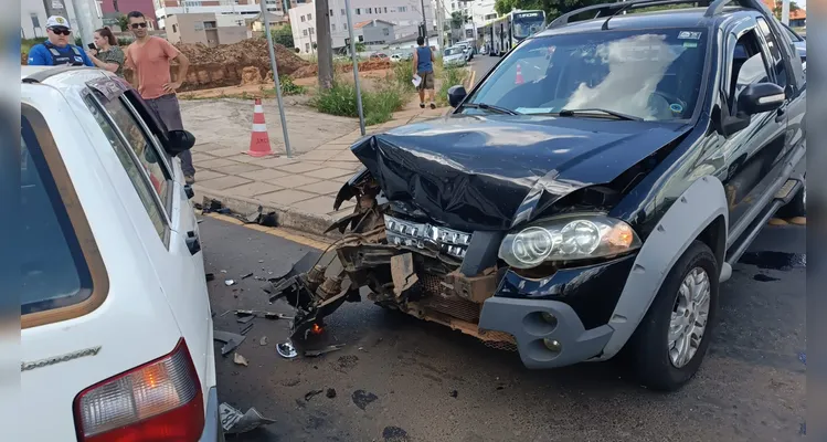 Acidente na rotatória dos Tropeiros mobiliza Patrulhamento Viário em Ponta Grossa