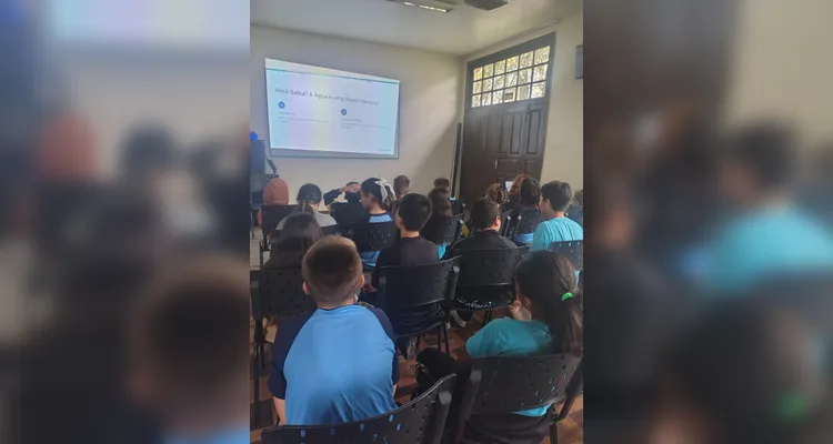 A classe assistiu ao conteúdo do Vamos Ler e realizou rodas de conversa sobre o uso consciente da água, seguidas da produção de desenhos representando diferentes formas de utilização no cotidiano,