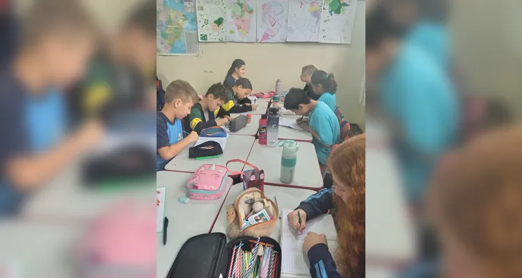 A classe assistiu ao conteúdo do Vamos Ler e realizou rodas de conversa sobre o uso consciente da água, seguidas da produção de desenhos representando diferentes formas de utilização no cotidiano,