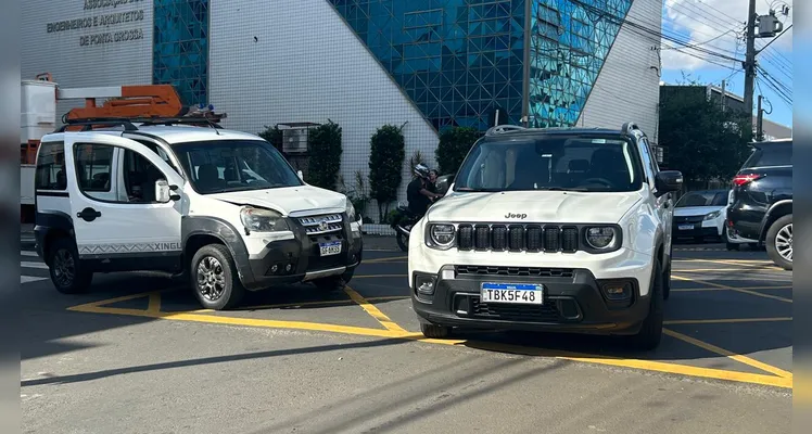 Colisão atrapalha trânsito entre a 'Balduíno Taques' e a 'Prudente de Morais' em Ponta Grossa