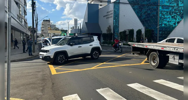 Colisão atrapalha trânsito entre a 'Balduíno Taques' e a 'Prudente de Morais' em Ponta Grossa