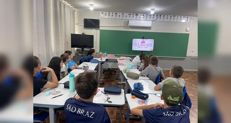 A turma assistiu a videoaula do Vamos Ler sobre o tema, ouviu um programa temático, confeccionou cartazes e por fim entrevistou duas mulheres da escola em seu próprio projeto de podcast.