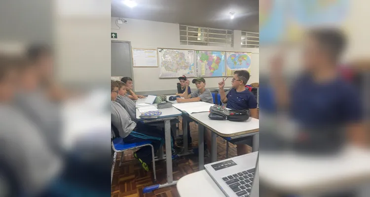 A turma assistiu a videoaula do Vamos Ler sobre o tema, ouviu um programa temático, confeccionou cartazes e por fim entrevistou duas mulheres da escola em seu próprio projeto de podcast.