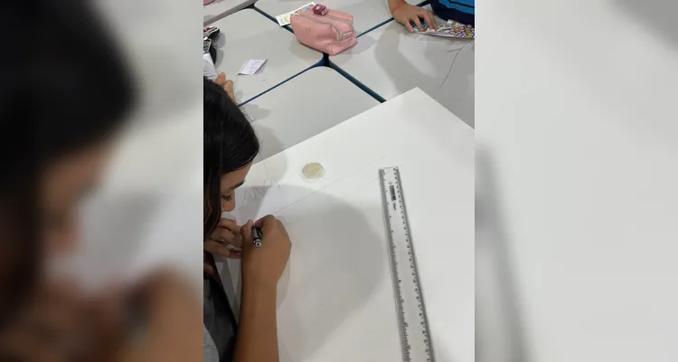 A turma assistiu a videoaula do Vamos Ler sobre o tema, ouviu um programa temático, confeccionou cartazes e por fim entrevistou duas mulheres da escola em seu próprio projeto de podcast.