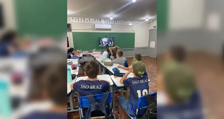A turma assistiu a videoaula do Vamos Ler sobre o tema, ouviu um programa temático, confeccionou cartazes e por fim entrevistou duas mulheres da escola em seu próprio projeto de podcast.