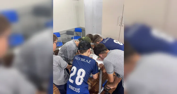 A turma assistiu a videoaula do Vamos Ler sobre o tema, ouviu um programa temático, confeccionou cartazes e por fim entrevistou duas mulheres da escola em seu próprio projeto de podcast.