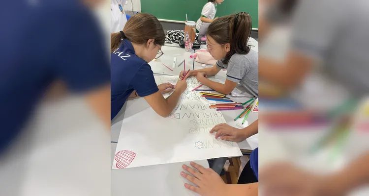 A turma assistiu a videoaula do Vamos Ler sobre o tema, ouviu um programa temático, confeccionou cartazes e por fim entrevistou duas mulheres da escola em seu próprio projeto de podcast.