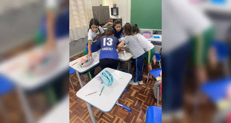 A turma assistiu a videoaula do Vamos Ler sobre o tema, ouviu um programa temático, confeccionou cartazes e por fim entrevistou duas mulheres da escola em seu próprio projeto de podcast.