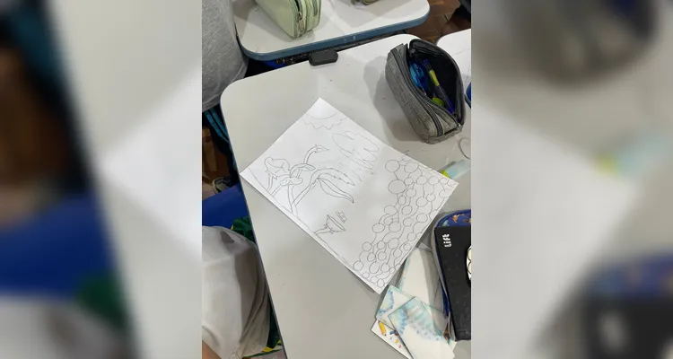 A turma assistiu a videoaula do Vamos Ler sobre o tema, ouviu um programa temático, confeccionou cartazes e por fim entrevistou duas mulheres da escola em seu próprio projeto de podcast.