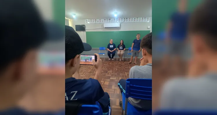 A turma assistiu a videoaula do Vamos Ler sobre o tema, ouviu um programa temático, confeccionou cartazes e por fim entrevistou duas mulheres da escola em seu próprio projeto de podcast.
