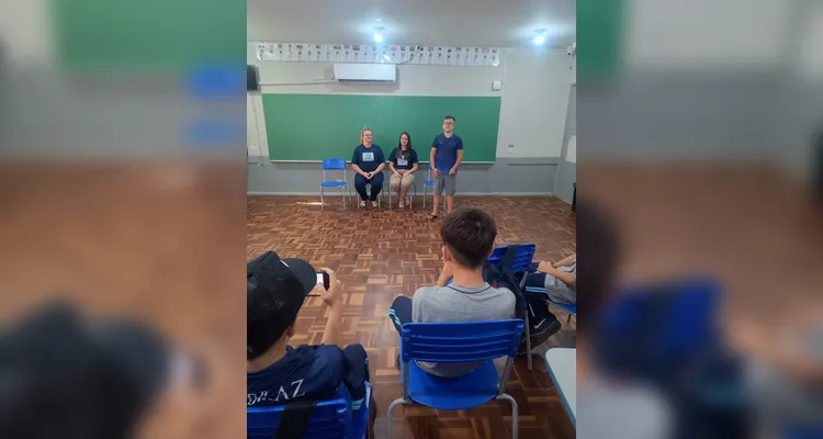 A turma assistiu a videoaula do Vamos Ler sobre o tema, ouviu um programa temático, confeccionou cartazes e por fim entrevistou duas mulheres da escola em seu próprio projeto de podcast.