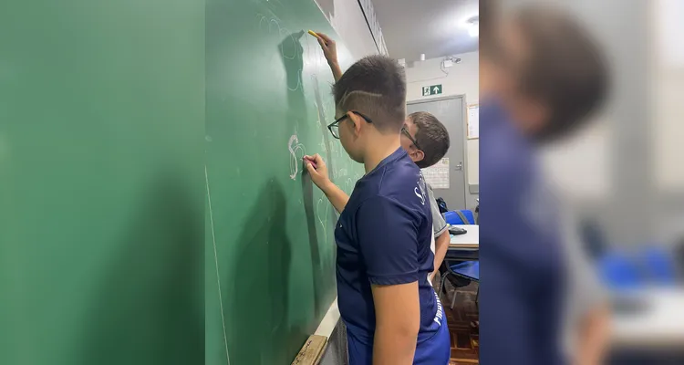 A turma assistiu a videoaula do Vamos Ler sobre o tema, ouviu um programa temático, confeccionou cartazes e por fim entrevistou duas mulheres da escola em seu próprio projeto de podcast.