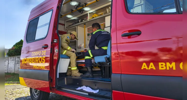 Motociclista fica ferido após colisão com caminhonete em Ponta Grossa