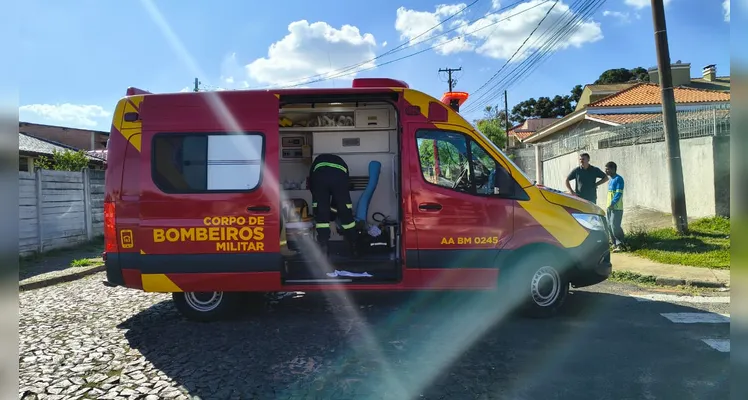 Motociclista fica ferido após colisão com caminhonete em Ponta Grossa