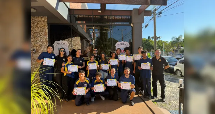 Jovens participam de experiência na Delegacia do Adolescente de PG