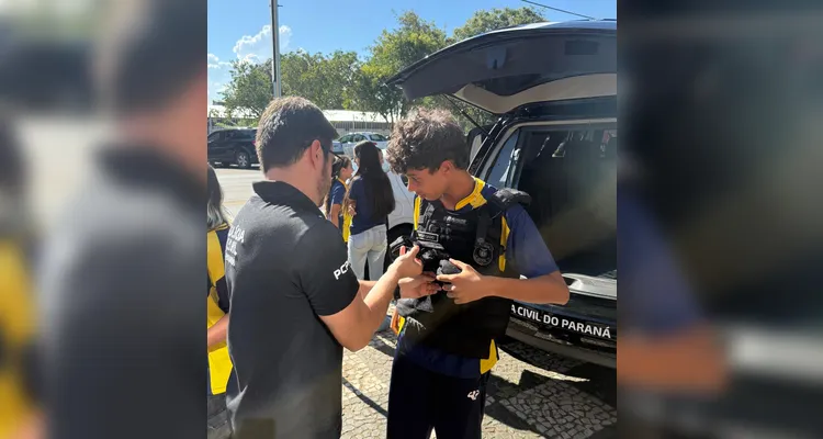 Jovens participam de experiência na Delegacia do Adolescente de PG