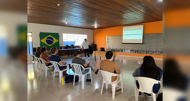 Durante a capacitação, os participantes tiveram acesso à metodologia do projeto, além de conhecerem as novidades e diretrizes para as ações desenvolvidas em 2026.