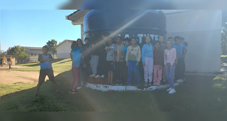 A turma também foi até a cisterna da escola para compreender seu funcionamento e importância.